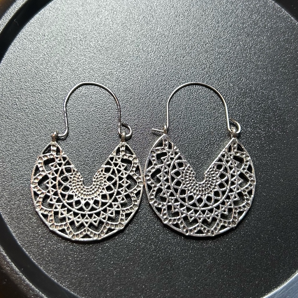 Elegant Silver-tone Filigree Earrings - Picture 2 of 3